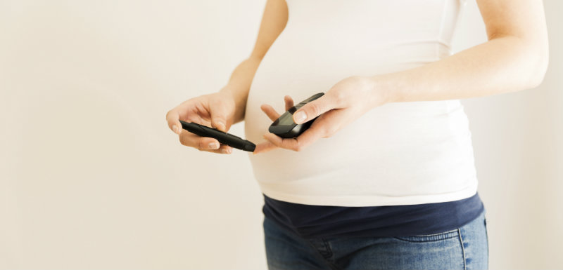 Femme enceinte mesurant sa glycémie