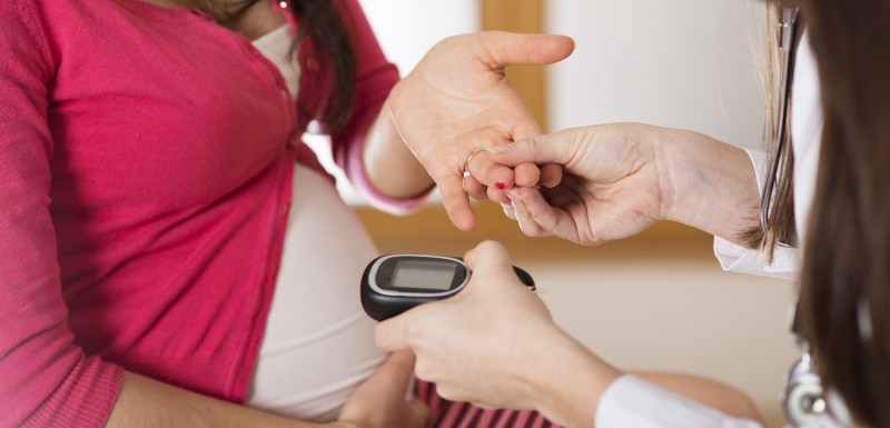 Dame enceinte en train de se faire contrôler le diabète gestationnel par un professionnel de santé
